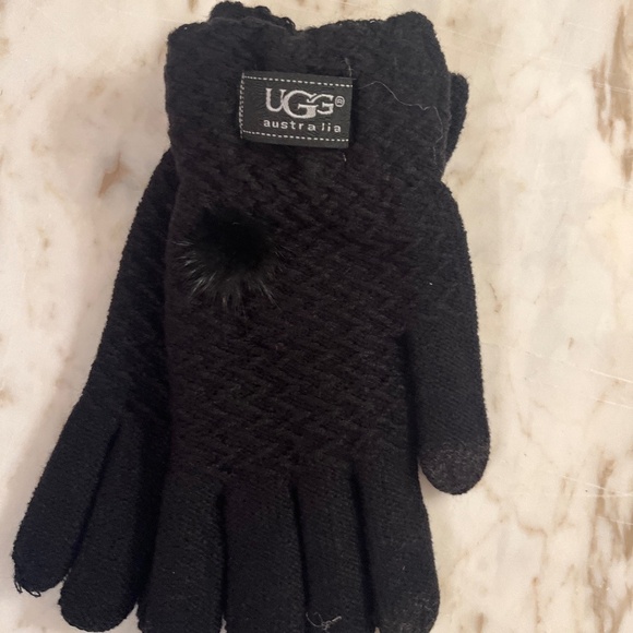 - UGG BLACK GLOVES NWT - Picture 3 of 4